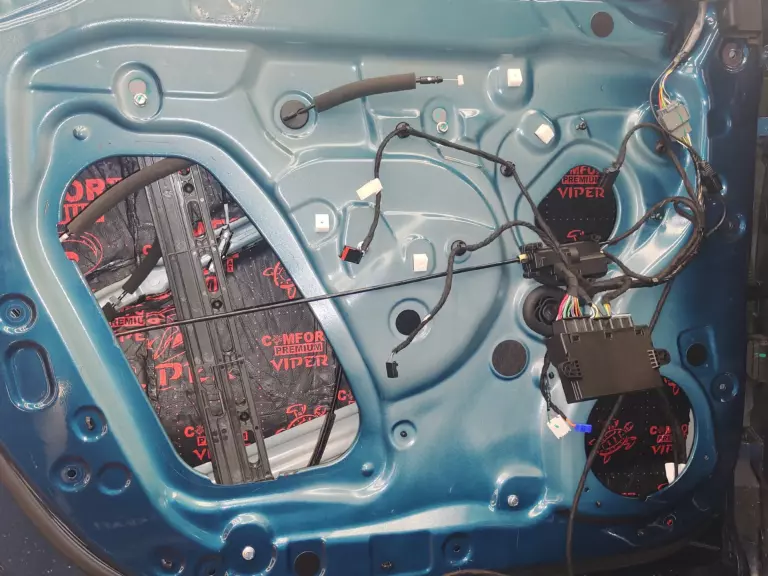 Geely Monjaro двер1