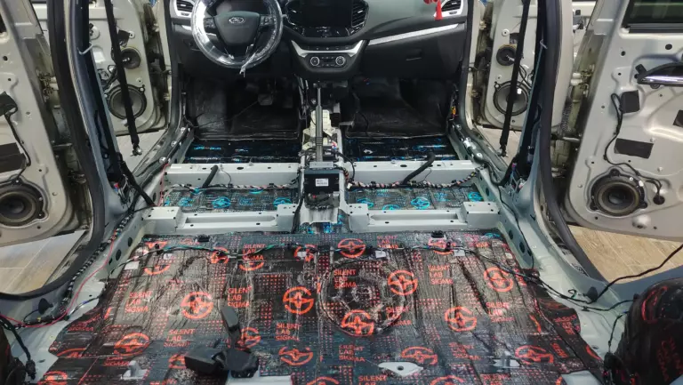 Шумоизоляция пола Lada Vesta Cross-2